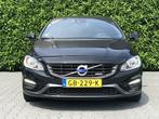 Volvo V60 1.6 T3 R-DESIGN, FACELIFT NL AUTO, NAP, NAVI, LEER, Auto's, Volvo, 150 pk, Zwart, 1600 kg, 750 kg