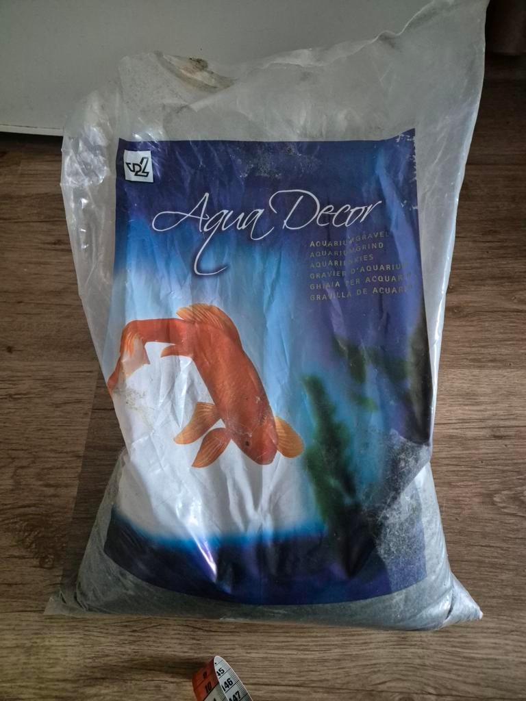 Fijne steentjes voor aquarium, Ophalen, Button of Speldje