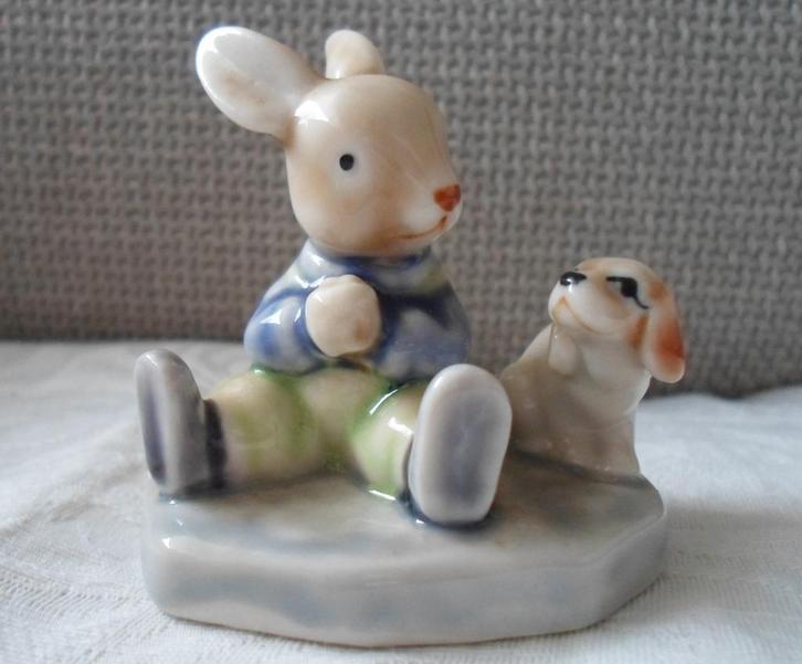 Porseleinen haasje met hondje. Albert Kessler., Verzamelen, Beelden en Beeldjes, Zo goed als nieuw, Dier, Ophalen of Verzenden