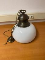 Vintage Hanglamp met Glazen Bol en Bronzen Armatuur. Antiek, Ophalen of Verzenden