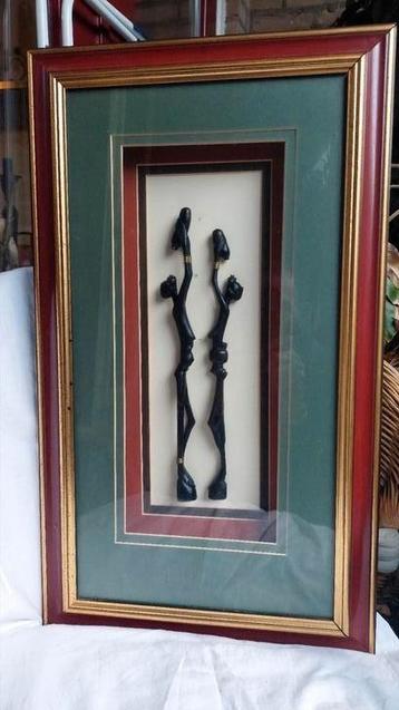 Afrikaans houtsnijwerk in fraaie lijst beschikbaar voor biedingen