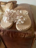 Leuke slippers met bloem - Maat 40, Ophalen of Verzenden, Zo goed als nieuw, Beige, Slippers