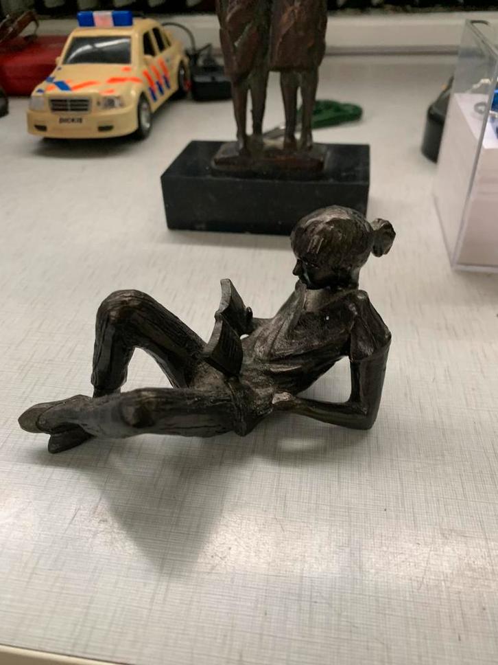 Bronzen beeldje Astrid Veldhuyzen-Koppen van lezend meisje., Verzamelen, Beelden en Beeldjes, Zo goed als nieuw, Mens, Ophalen of Verzenden