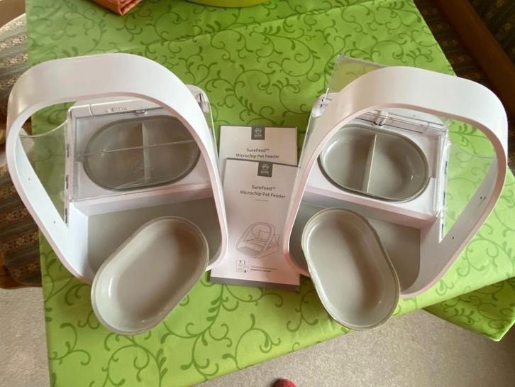 Ik verkoop twee SureFeed microchip voerbakken., Dieren en Toebehoren, Kattenvoerbakken en Drinkbakken, Zo goed als nieuw, Ophalen