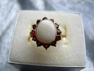 Mooie 14 Kt Gouden Ring met Australische Opaal en Granaatjes beschikbaar voor biedingen