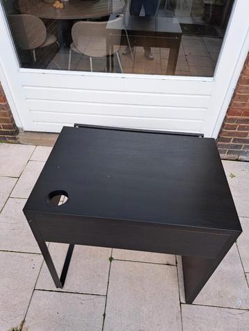 Zwart Bureau beschikbaar voor biedingen