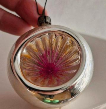 Oude Kerstbal Zilver/Roze beschikbaar voor biedingen