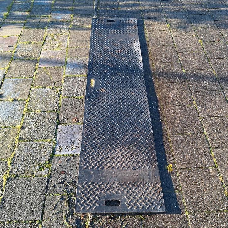 Te koop: Kunststof Rijplaat (240 x 60 cm), Doe-het-zelf en Verbouw, Platen en Panelen, Gebruikt, Overige materialen, 20 tot 50 mm