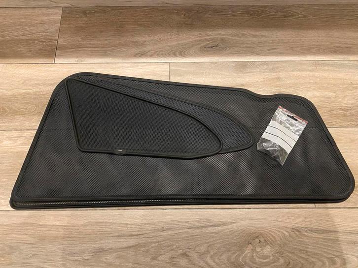 Zonnescherm Volvo V60 2023 - Compleet met bevestiging, Auto diversen, Auto-accessoires, Gebruikt, Ophalen of Verzenden