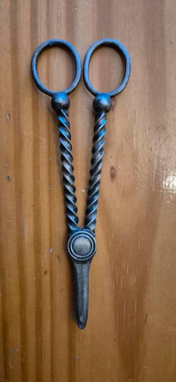 Oude gedraaide druivenschaar beschikbaar voor biedingen