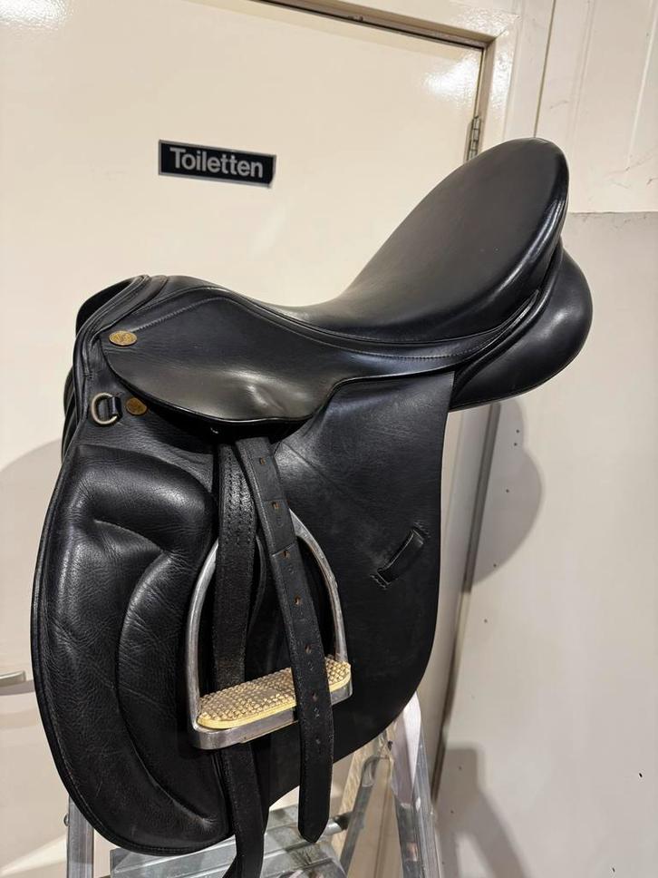 Koopje! JC Saphir 17,5 inch Veelzijdigheidszadel, Dieren en Toebehoren, Paarden en Pony's | Zadels, Nieuw, Dressuur, Ophalen