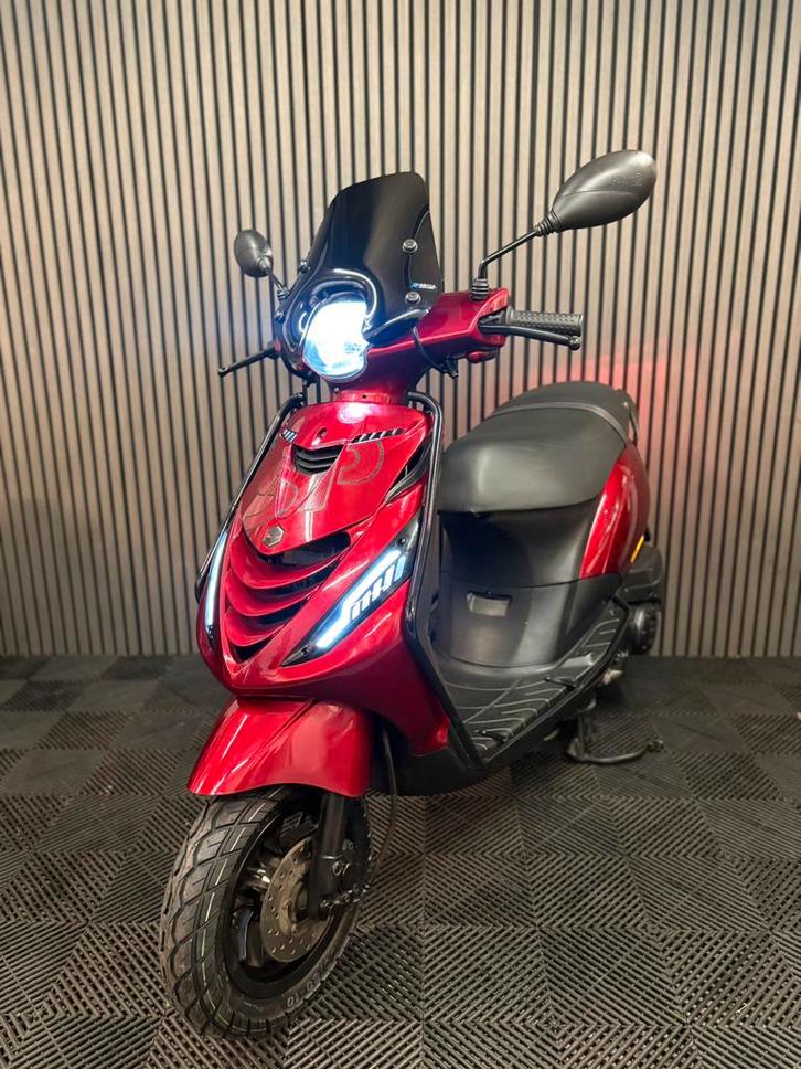 PIAGGIO ZIP 4T 3V BROM 2022 FULL OPTION CANDY RED, Fietsen en Brommers, Scooters | Piaggio, Zo goed als nieuw, Zip, Maximaal 45 km/u