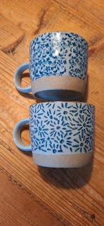 Mokken lichtgrijs met blauw bloemmotief, Keramiek, Ophalen of Verzenden, Zo goed als nieuw, Overige stijlen