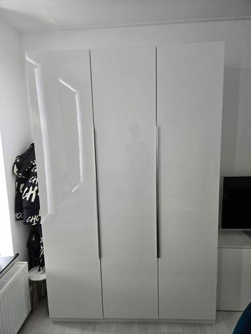 Ikea kledingkast, hoogglans wit. Dubbeldeurs hang gedeelte.  beschikbaar voor biedingen