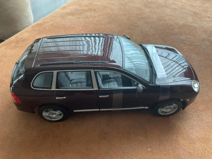 Modelauto Porsche Cayenne S - Zwart, Hobby en Vrije tijd, Modelauto's | 1:18, Zo goed als nieuw, Auto, Overige merken, Ophalen