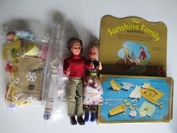 Barbie The Sunshine Family poppen en doos.