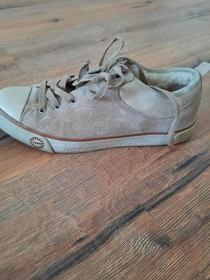 Uggs beige suède maat 39 (vallen klein), Kleding | Dames, Schoenen, Zo goed als nieuw, Beige, Ophalen of Verzenden