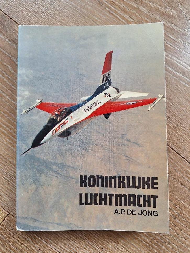 Koninklijke Luchtmacht; A.P. de Jong, Verzamelen, Luchtvaart en Vliegtuigspotten, Zo goed als nieuw, Boek of Tijdschrift, Ophalen of Verzenden