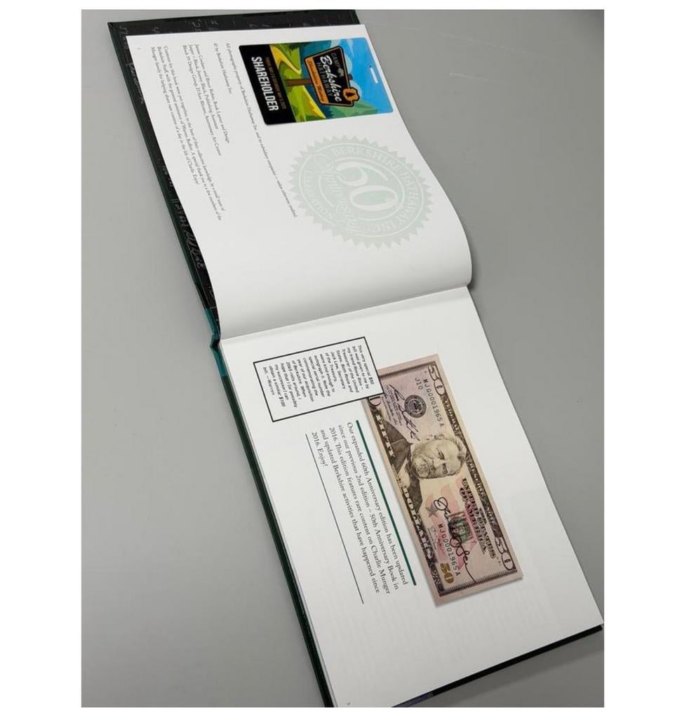 Berkshire Hathaway 60 Years Anniversary Book Warren Buffett, Ophalen of Verzenden, Nieuw, Economie en Marketing