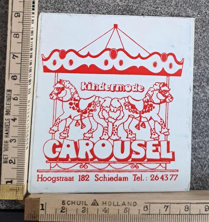 Vintage sticker Kindermode Carousel draaimolen kermis, Verzamelen, Stickers, Zo goed als nieuw, Overige typen, Ophalen of Verzenden