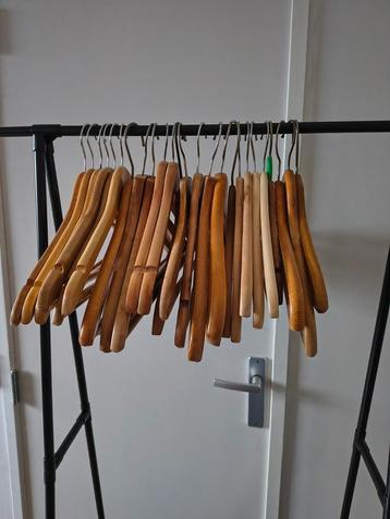 25 houten kledinghangers beschikbaar voor biedingen