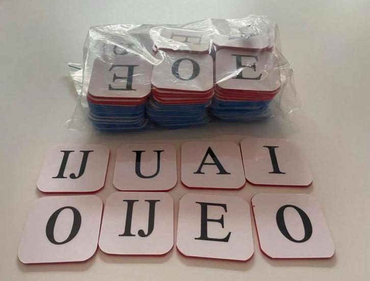 120 foam letters vierkant met roze of blauw achterkant 5x5cm, Hobby en Vrije tijd, Knutselen, Nieuw, Materiaal, Ophalen of Verzenden