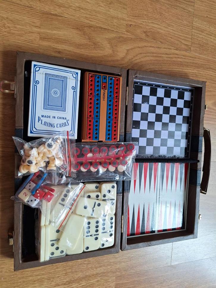 Reisspelletje in koffertje - Zo goed als nieuw!, Hobby en Vrije tijd, Gezelschapsspellen | Bordspellen, Zo goed als nieuw, Een of twee spelers