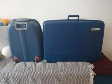 Twee blauwe koffers een groot een klein beschikbaar voor biedingen