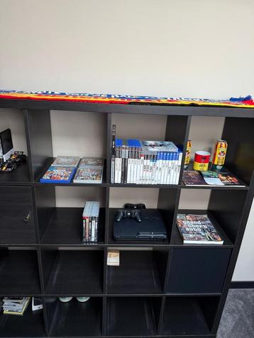 IKEA Vakkenkast met deurtjes en manden beschikbaar voor biedingen