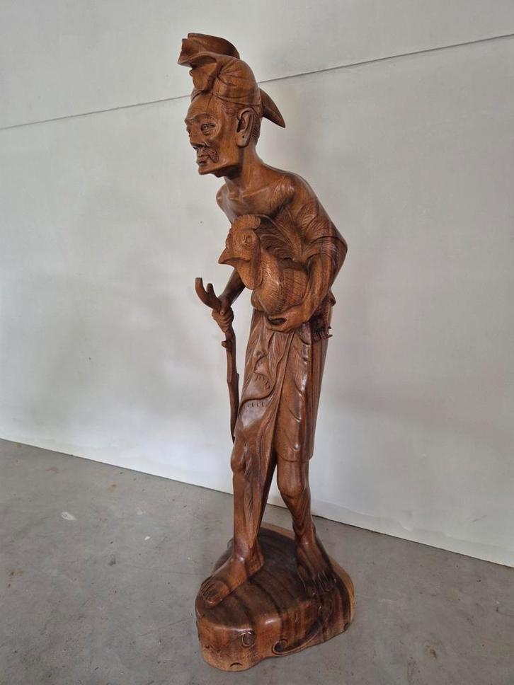 Groot balinees beeld man met haan bali hout 105 cm, Antiek en Kunst, Kunst | Niet-Westerse kunst, Ophalen of Verzenden
