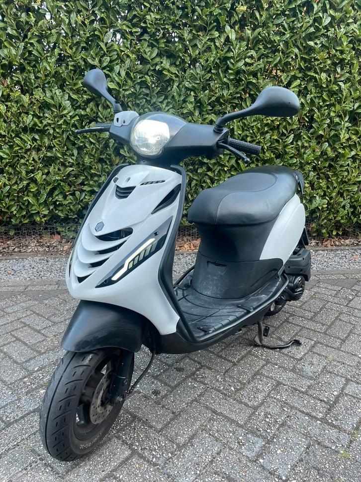 Piaggo zip 4 takt 50 cc geel kenteken, Fietsen en Brommers, Scooters | Piaggio, Zo goed als nieuw, Zip, Benzine, Ophalen