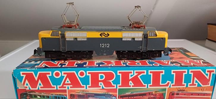 Märklin 3055.1  locomotief 1212 *gedeelde roosters - uniek*, Hobby en Vrije tijd, Modeltreinen | H0, Gebruikt, Locomotief, Wisselstroom
