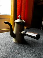 Antieke koffiekan met houten handvat, Ophalen