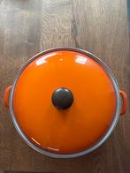Grote oranje juspan met deksel, Huis en Inrichting, Keuken | Potten en Pannen, Ophalen of Verzenden, Gebruikt, Gietijzer, Koekenpan of Braadpan