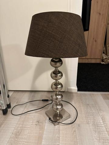 Tafel lamp beschikbaar voor biedingen