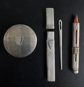 Antiek zilver pepermuntdoosje, naaldenkoker en potlood beschikbaar voor biedingen