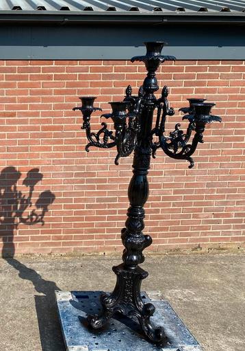 Zeer grote decoratieve gietijzeren barok kandelaren beschikbaar voor biedingen