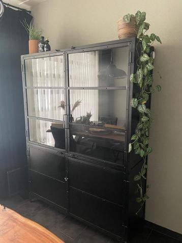 Industriële vitrine kast beschikbaar voor biedingen
