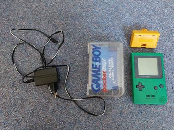 Groene Game Boy Pocket met accessoires beschikbaar voor biedingen