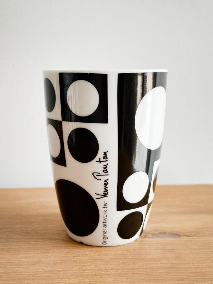 Menu verner panton beker zwart 210 ml, Huis en Inrichting, Keuken | Servies, Zo goed als nieuw, Kop(pen) en/of Schotel(s), Overige stijlen