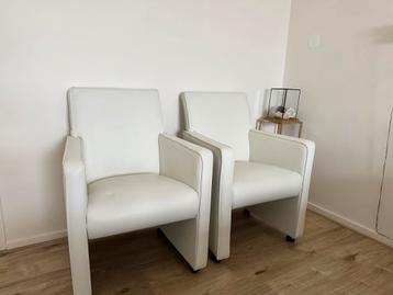 4 eetkamerstoelen met greep en beschadigingen gaan samen weg beschikbaar voor biedingen