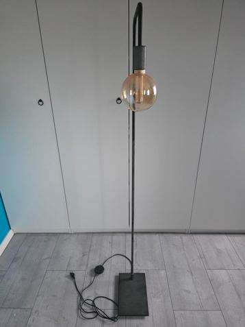 Industriële vloerlamp - Tijdloos & Stijlvol beschikbaar voor biedingen