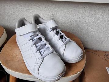 Sneaker addidas maat 34 beschikbaar voor biedingen