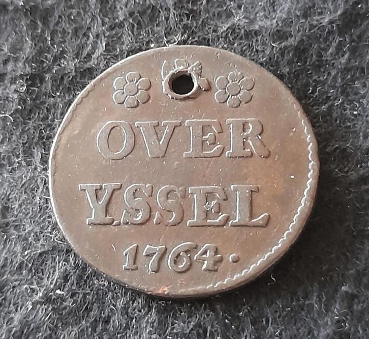 duit Overijssel 1764 kleine cijfers en gaatje, Postzegels en Munten, Munten | Nederland, Losse munt, Overige waardes, Vóór koninkrijk