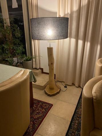 Exclusieve houten staande lampen beschikbaar voor biedingen