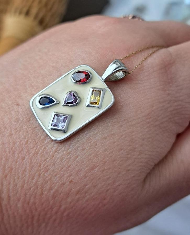 Zilveren hanger met emaille en kleurrijke stenen, Sieraden, Tassen en Uiterlijk, Kettinghangers, Gebruikt, Zilver, Beige, Overige voorstellingen