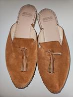 Fred de la Bretonniere Suède Slippers Mt 40, Fred de la Bretonniere, Bruin, Ophalen of Verzenden, Zo goed als nieuw