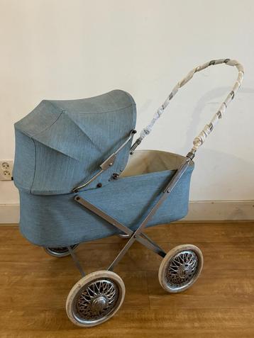 Poppenwagen/kinderwagen antiek vintage lichtblauw eyecatcher beschikbaar voor biedingen