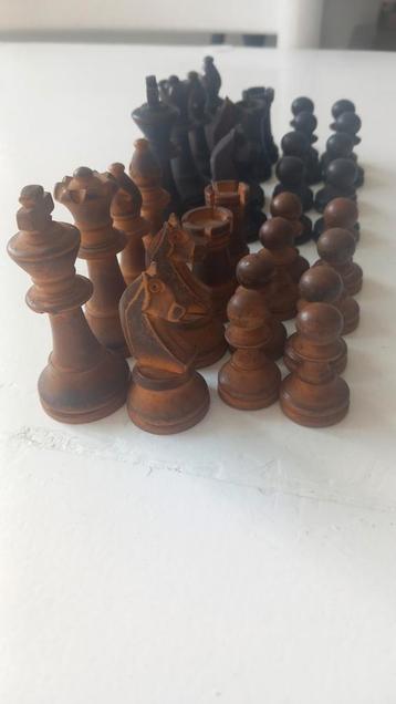 Oud houten schaakstukken beschikbaar voor biedingen