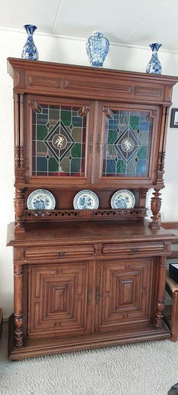 Laatste kans op deze antieke kast met glas in lood raampjes! beschikbaar voor biedingen